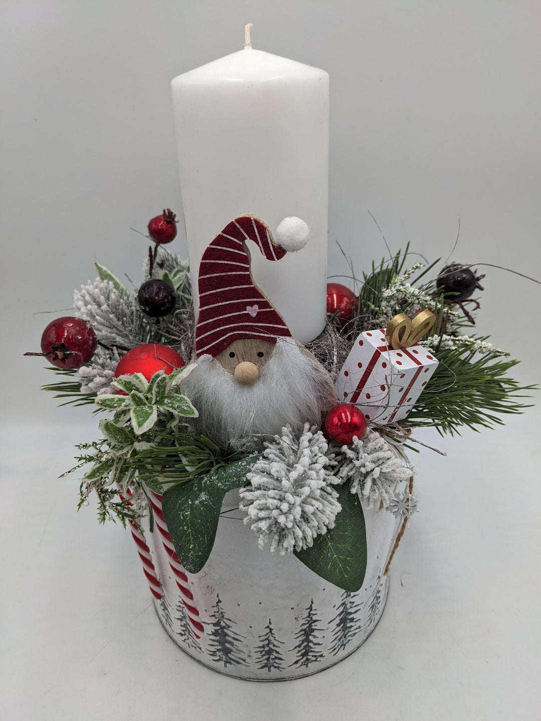 Weihnachtsgesteck Kugel Geschenk weiß