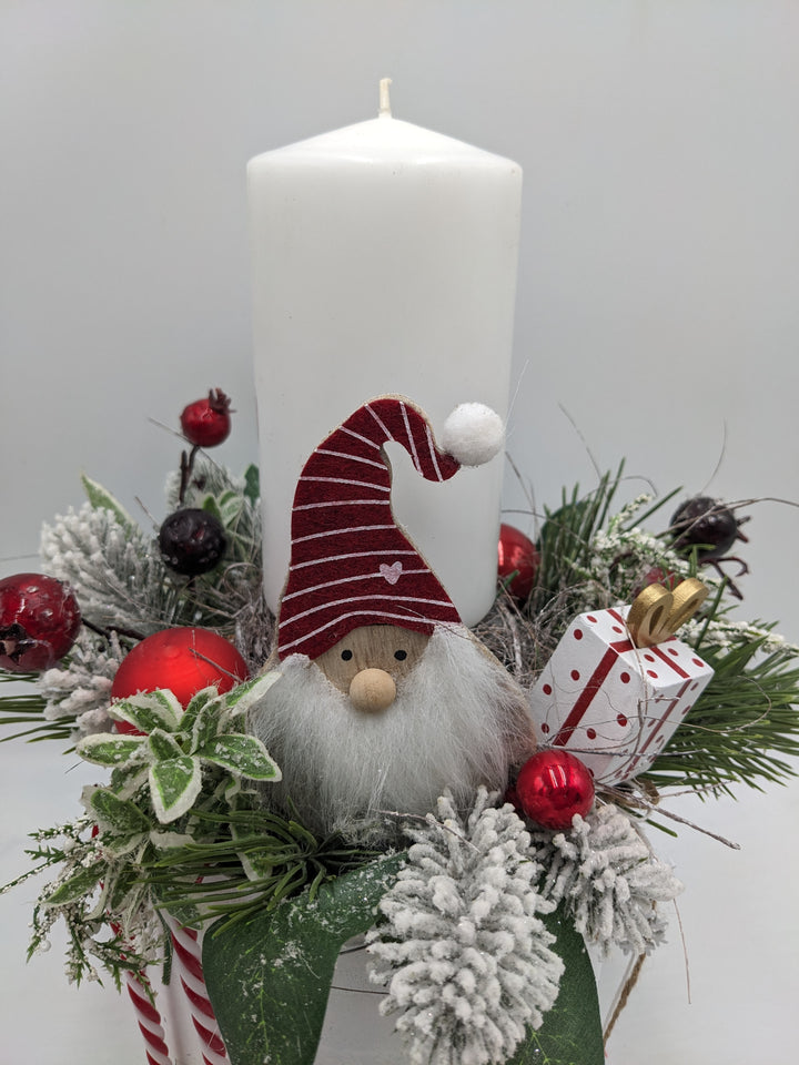 Weihnachtsgesteck Kugel Geschenk weiß