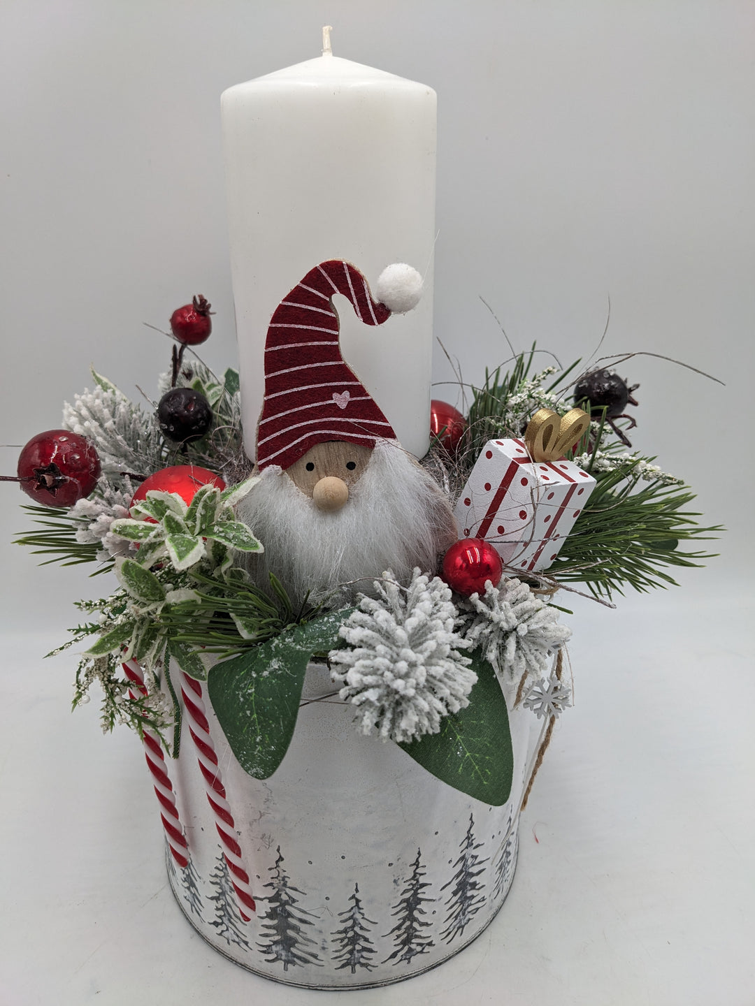 Weihnachtsgesteck Kugel Geschenk weiß