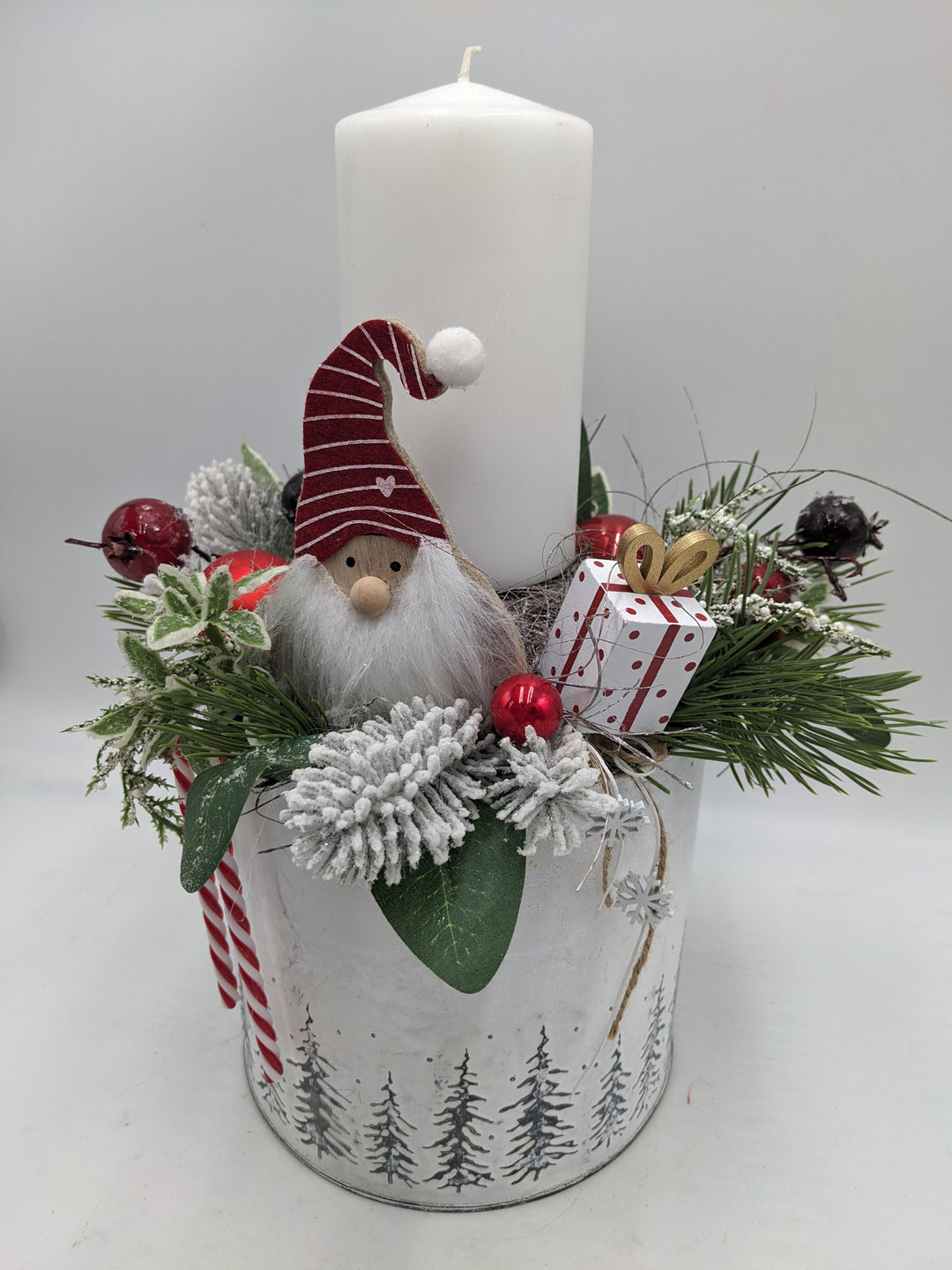 Weihnachtsgesteck Kugel Geschenk weiß