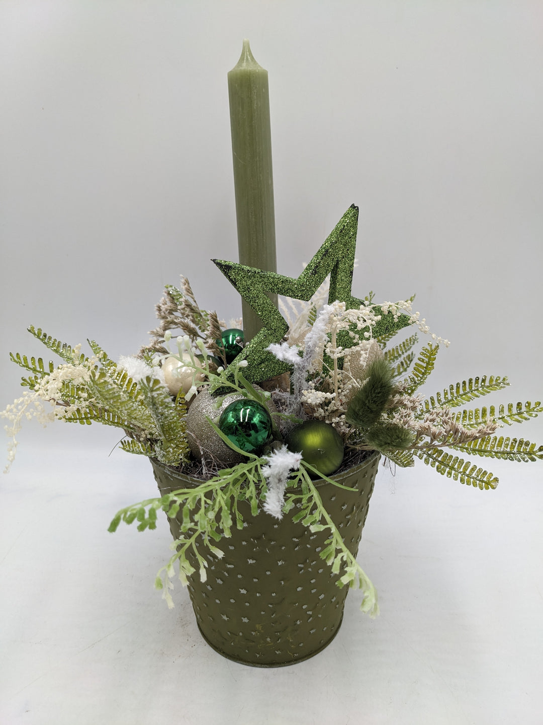 Weihnachtsgesteck Kugel Stern grün