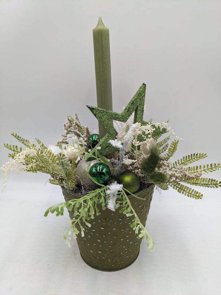 Weihnachtsgesteck Kugel Stern grün
