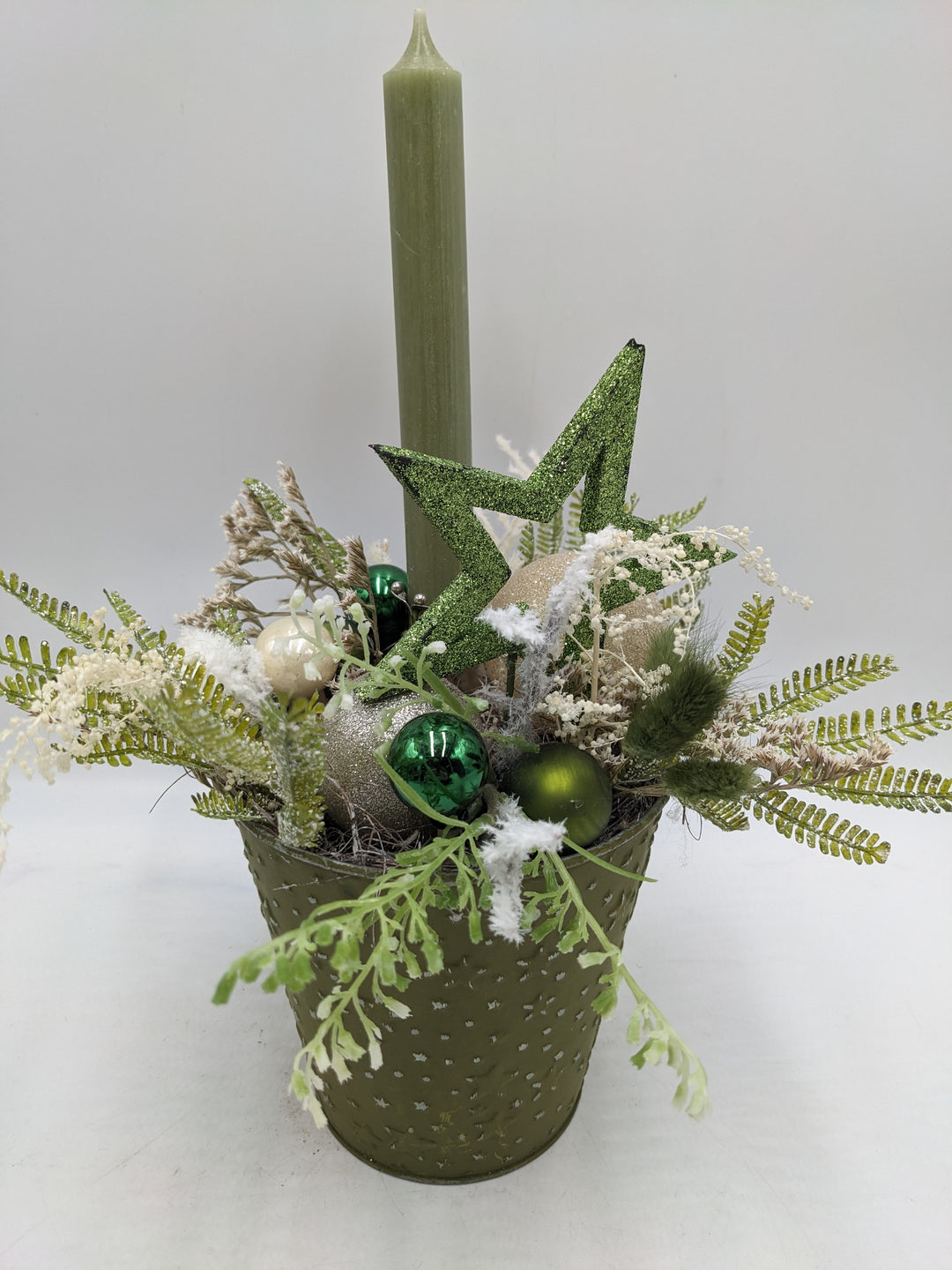 Weihnachtsgesteck Kugel Stern grün