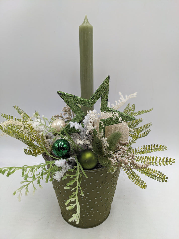 Weihnachtsgesteck Kugel Stern grün