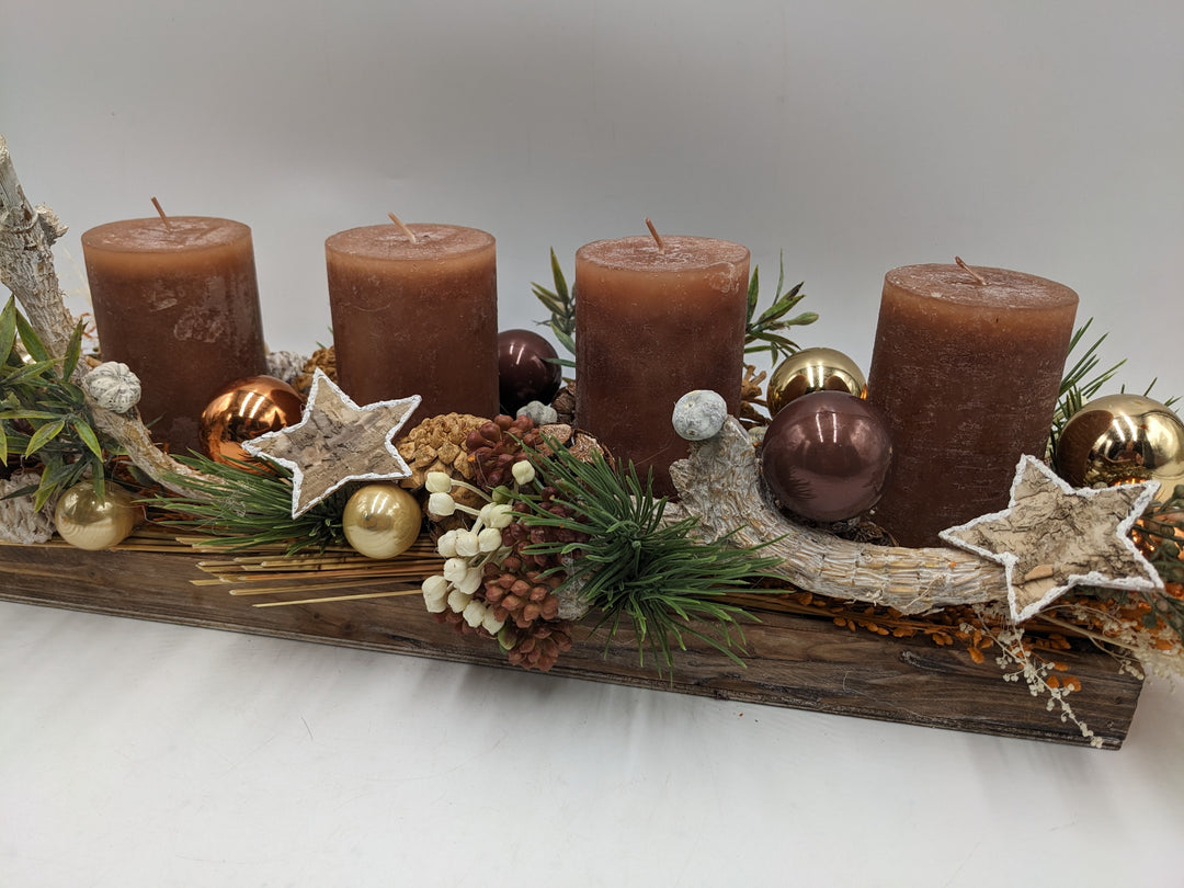Adventsgesteck Kugel Stern Zapfen braun