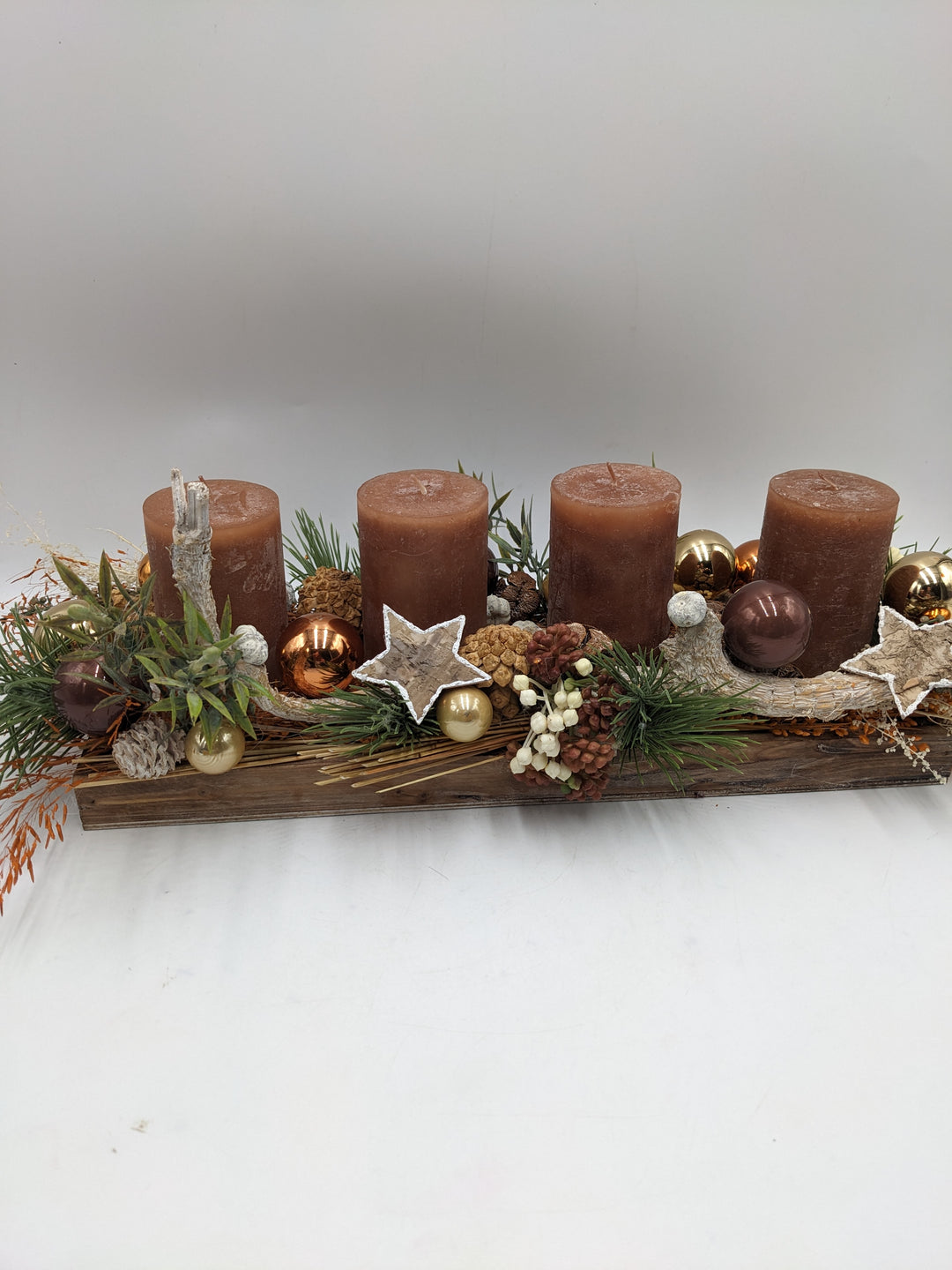 Adventsgesteck Kugel Stern Zapfen braun