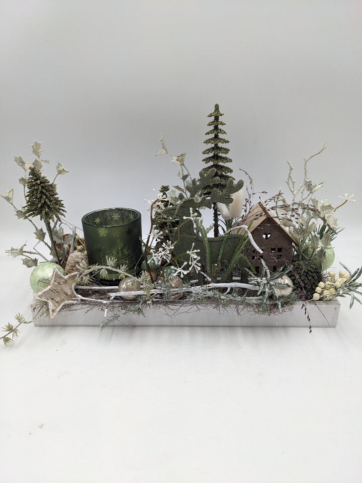 Weihnachtsgesteck Teelicht Kugel Haus grün