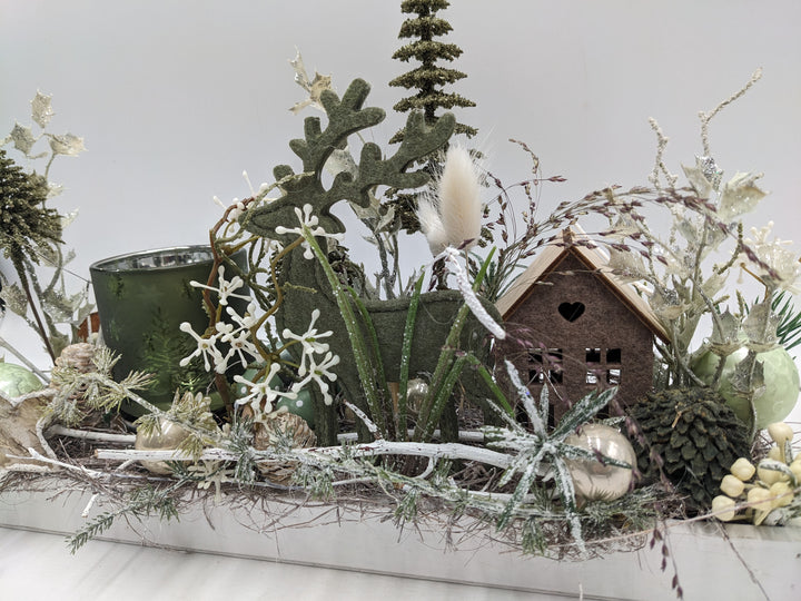 Weihnachtsgesteck Teelicht Kugel Haus grün