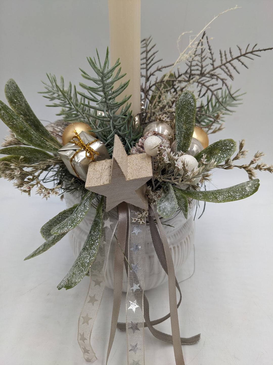 Weihnachtsgesteck Kugel Geschenk Stern creme