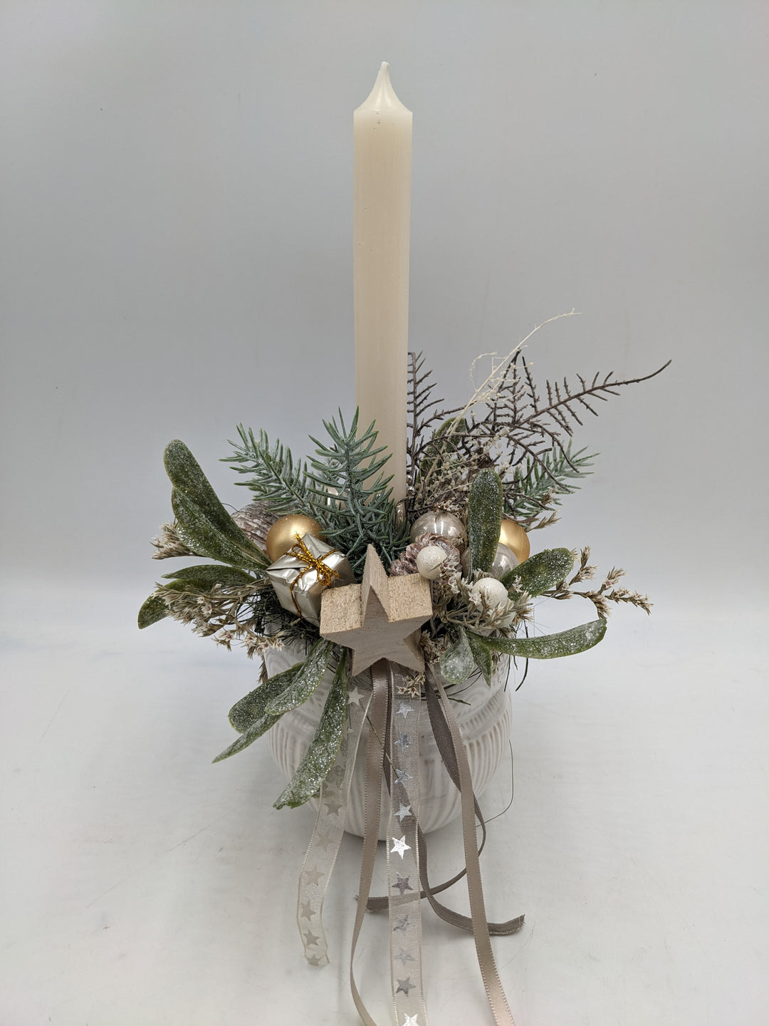 Weihnachtsgesteck Kugel Geschenk Stern creme