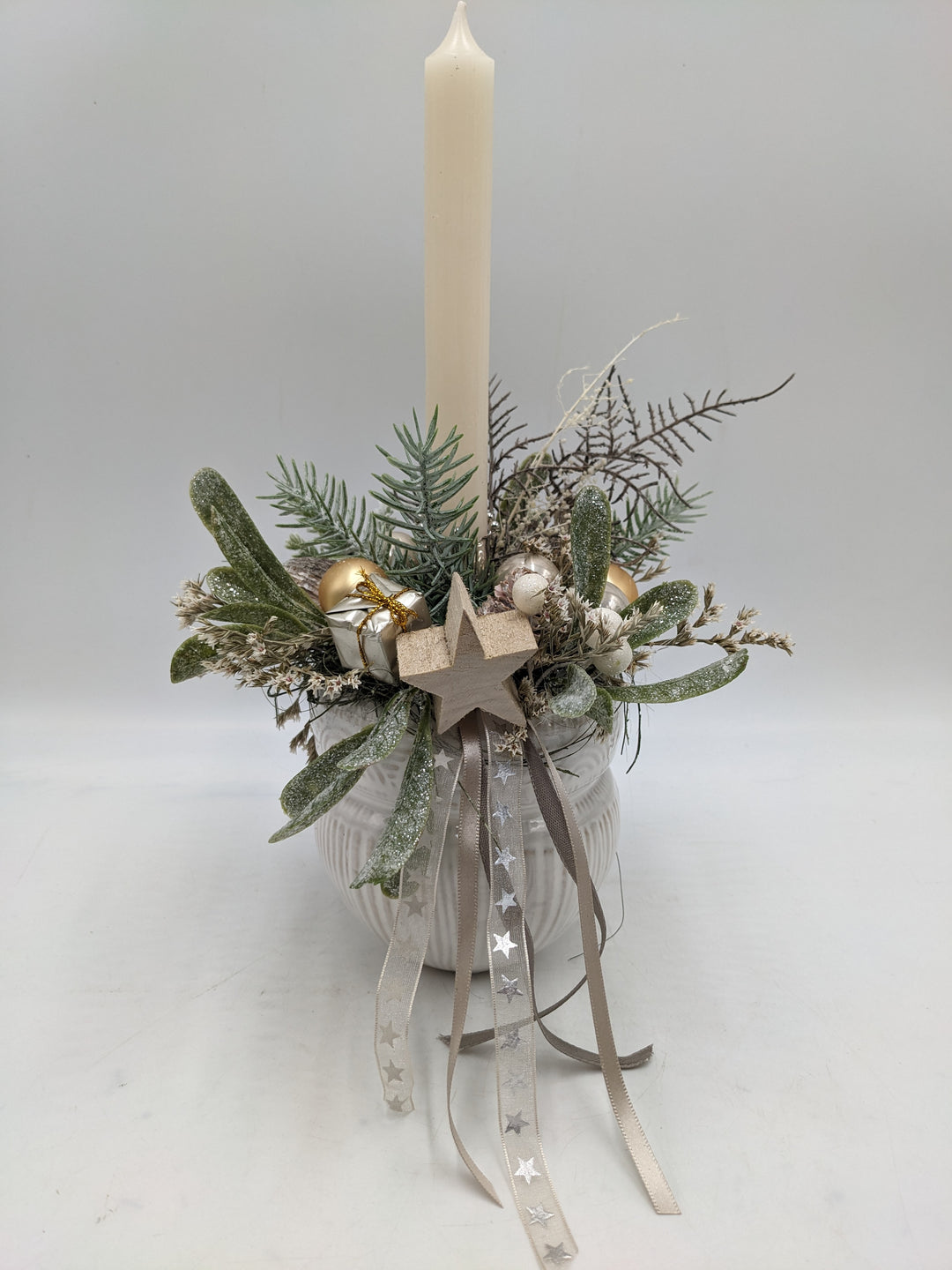 Weihnachtsgesteck Kugel Geschenk Stern creme