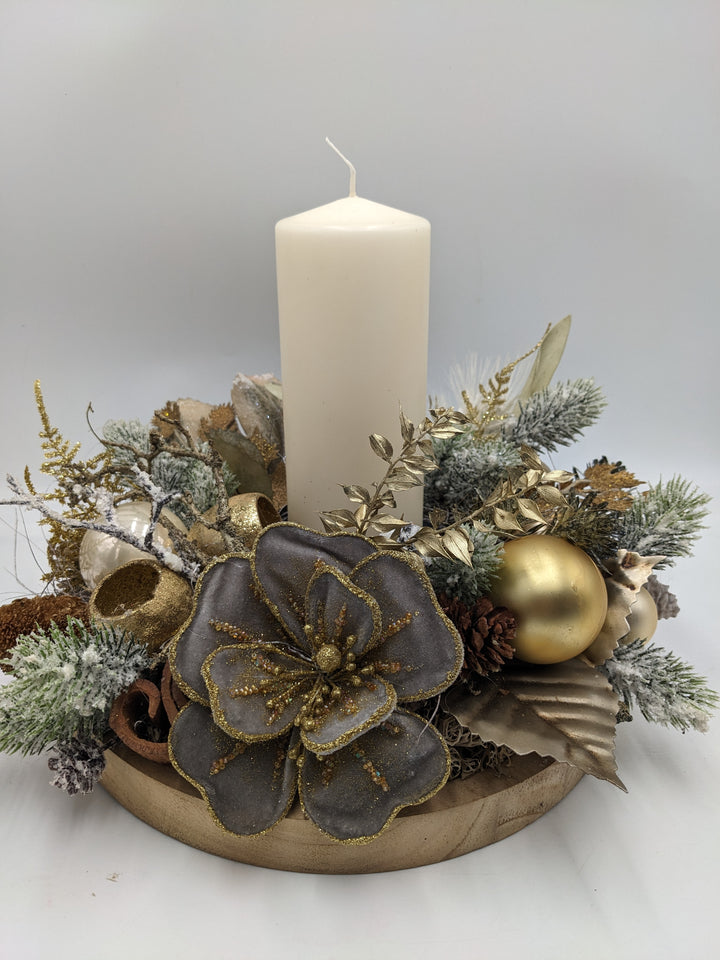 Weihnachtsgesteck Kugel Zapfen creme