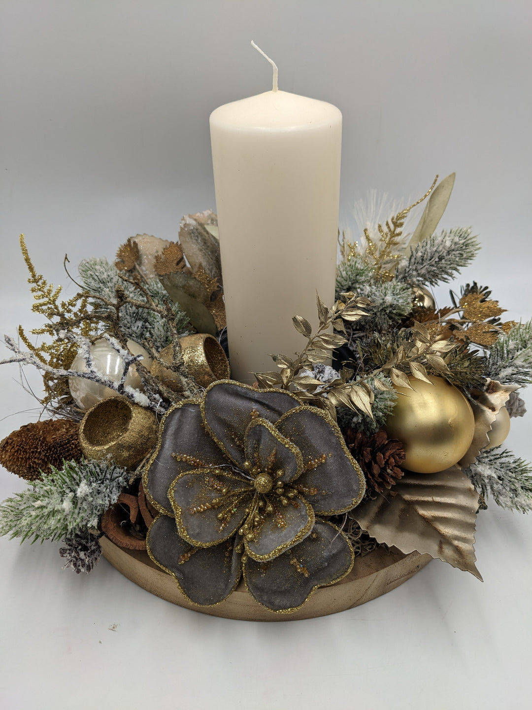 Weihnachtsgesteck Kugel Zapfen creme