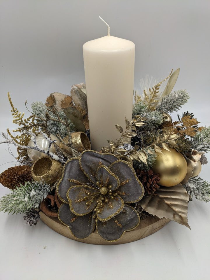 Weihnachtsgesteck Kugel Zapfen creme