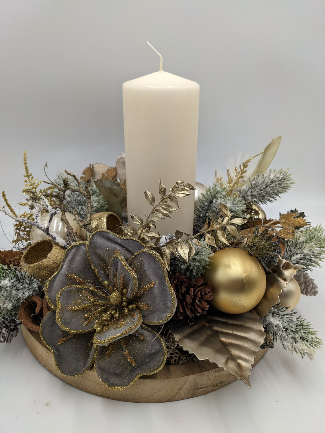 Weihnachtsgesteck Kugel Zapfen creme