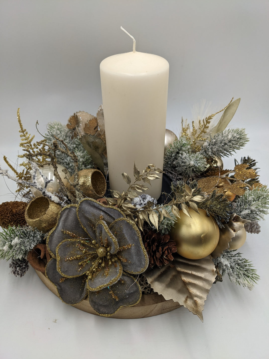 Weihnachtsgesteck Kugel Zapfen creme