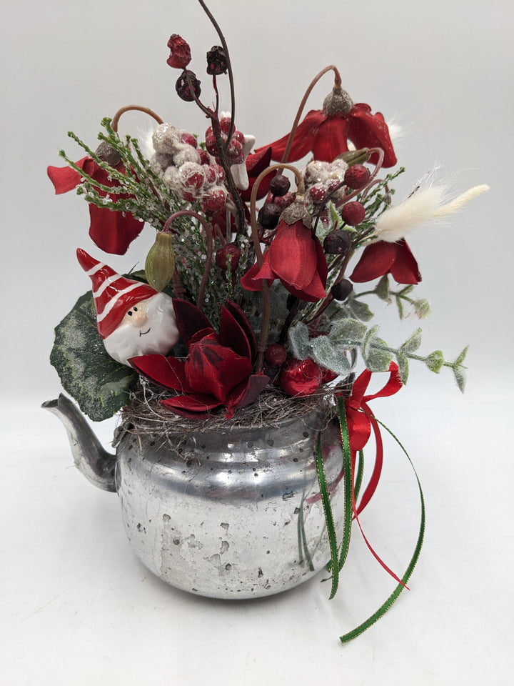 Weihnachtsgesteck Kugel Weihnachtsmann Eukalypthus rot