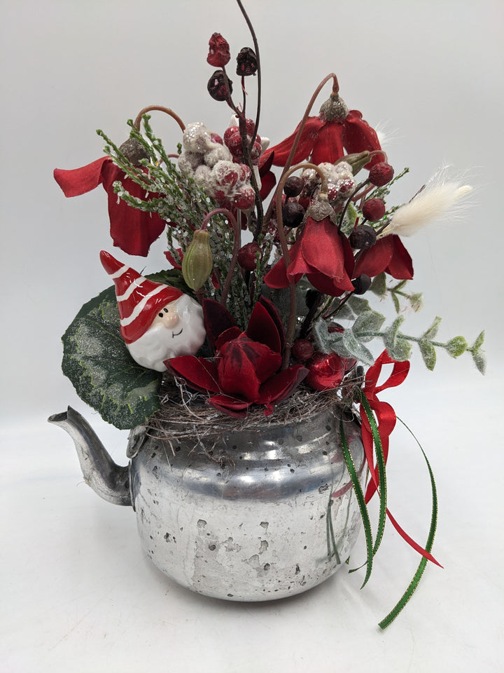 Weihnachtsgesteck Kugel Weihnachtsmann Eukalypthus rot