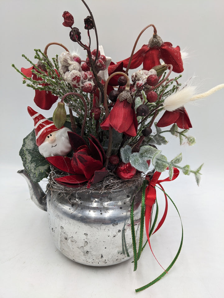 Weihnachtsgesteck Kugel Weihnachtsmann Eukalypthus rot