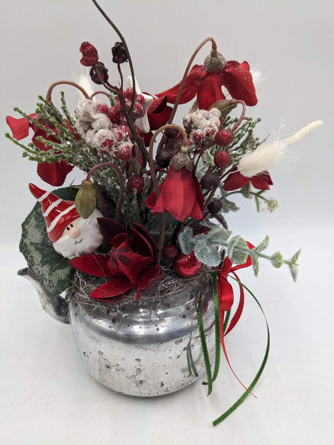 Weihnachtsgesteck Kugel Weihnachtsmann Eukalypthus rot