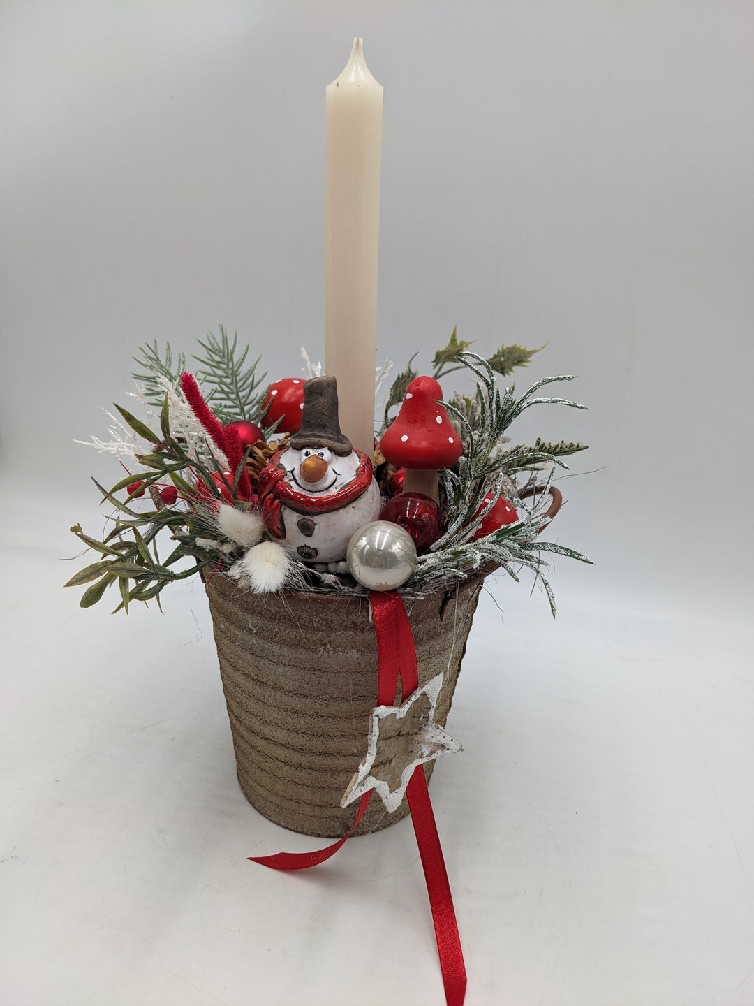 Weihnachtsgesteck Kugel Schleife Weihnachtsmann creme