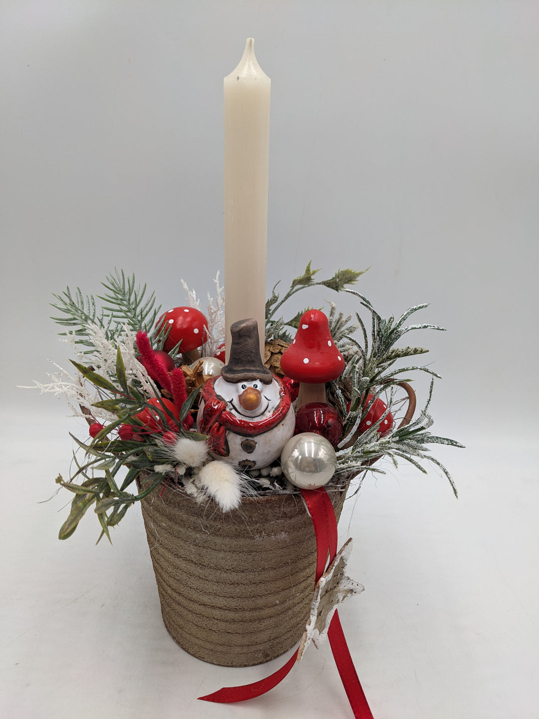 Weihnachtsgesteck Kugel Schleife Weihnachtsmann creme