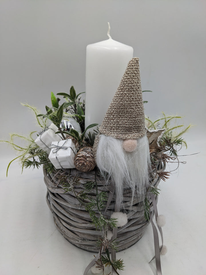 Weihnachtsgesteck Kugel Stern Wichtel weiß