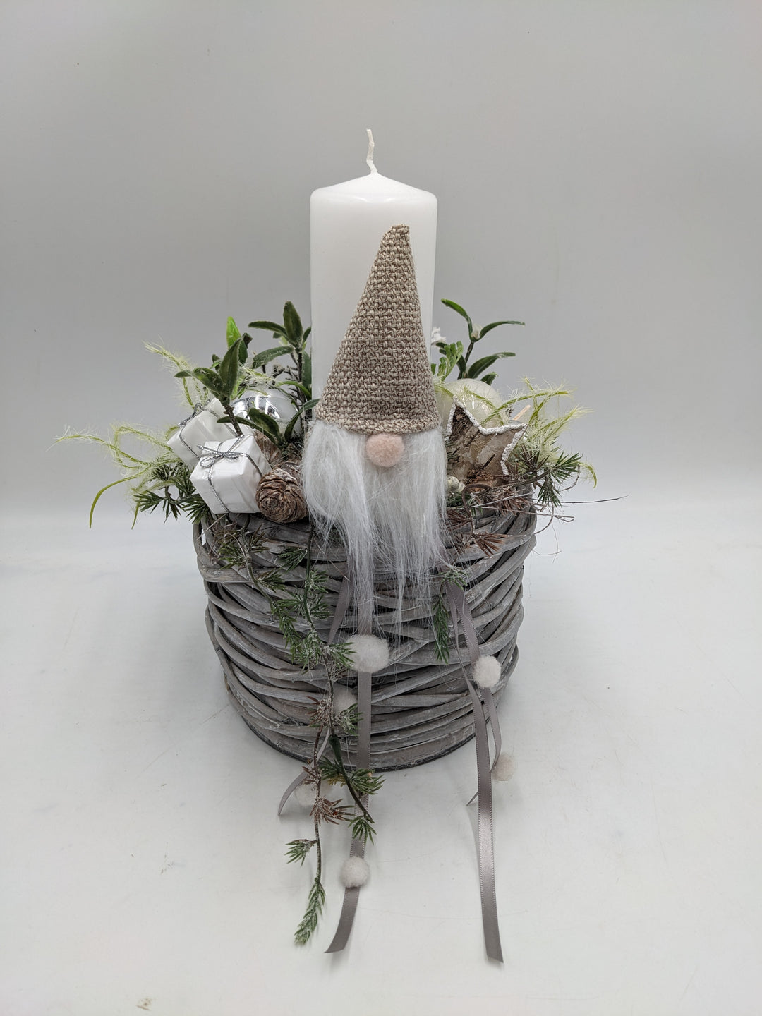 Weihnachtsgesteck Kugel Stern Wichtel weiß