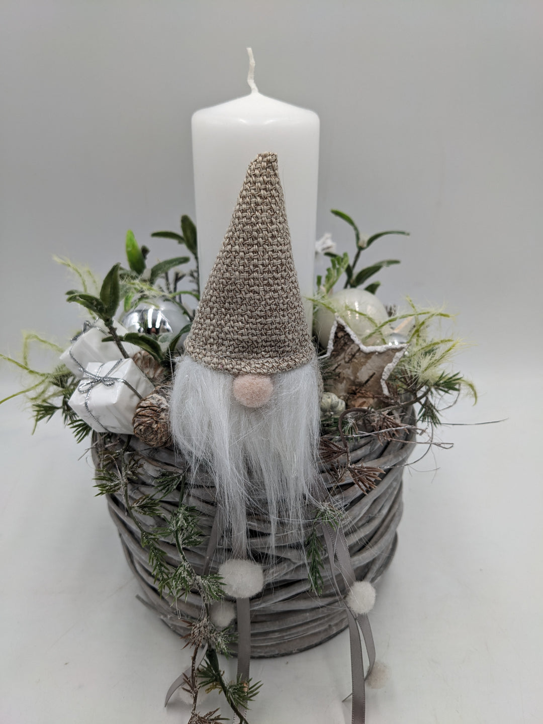 Weihnachtsgesteck Kugel Stern Wichtel weiß