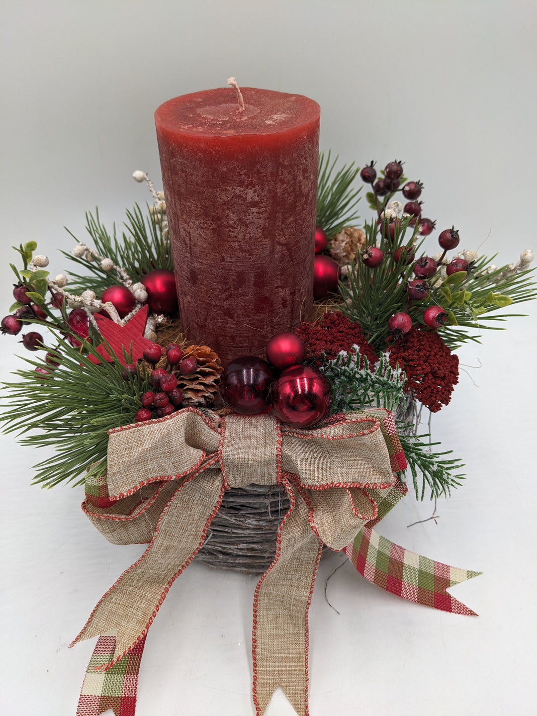 Weihnachtsgesteck traditionell Schleife Kugel Stern rot