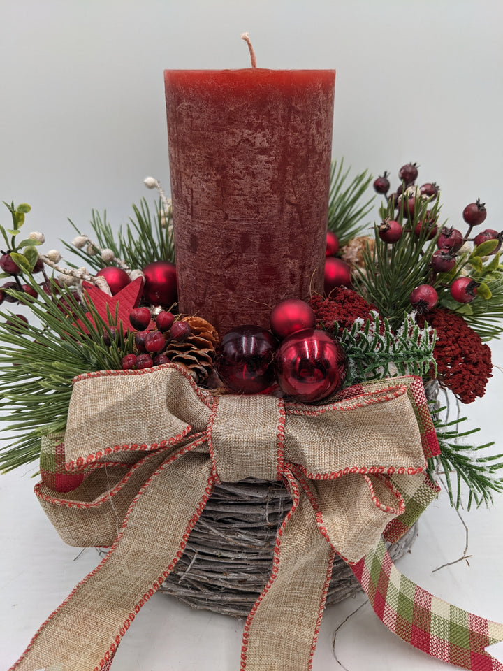 Weihnachtsgesteck traditionell Schleife Kugel Stern rot