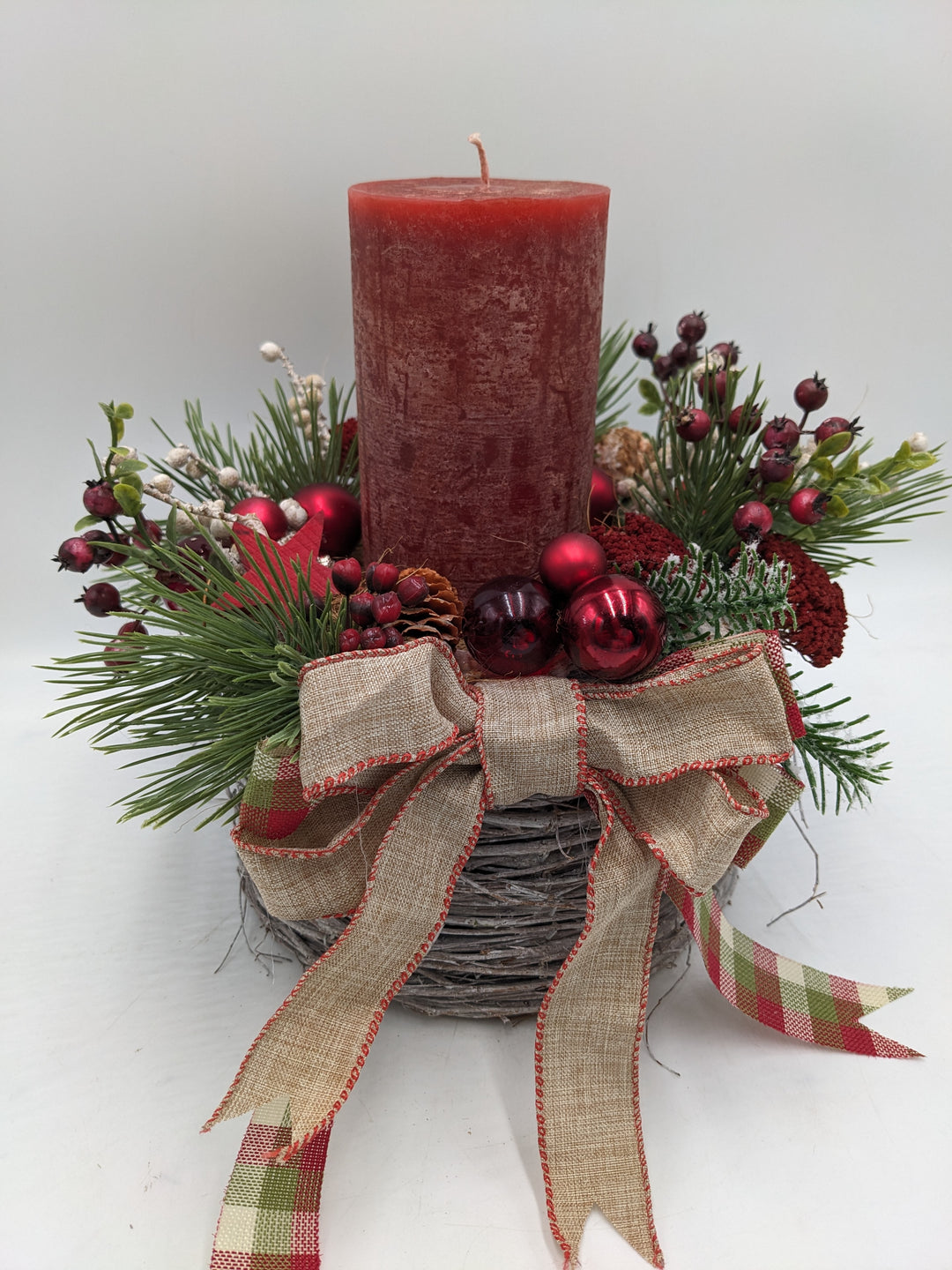 Weihnachtsgesteck traditionell Schleife Kugel Stern rot