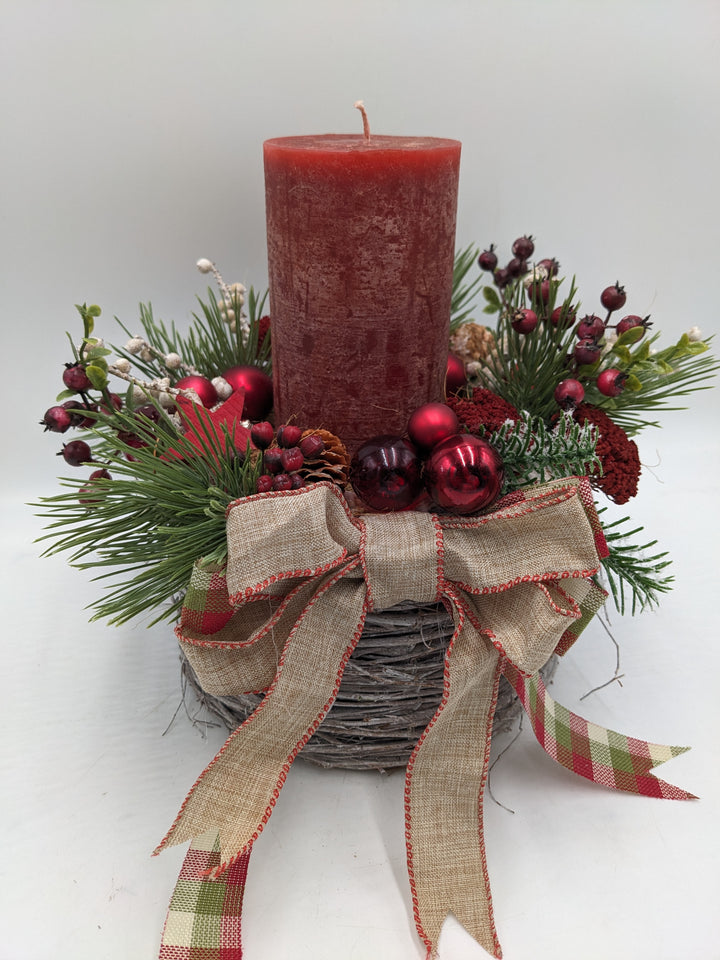 Weihnachtsgesteck traditionell Schleife Kugel Stern rot