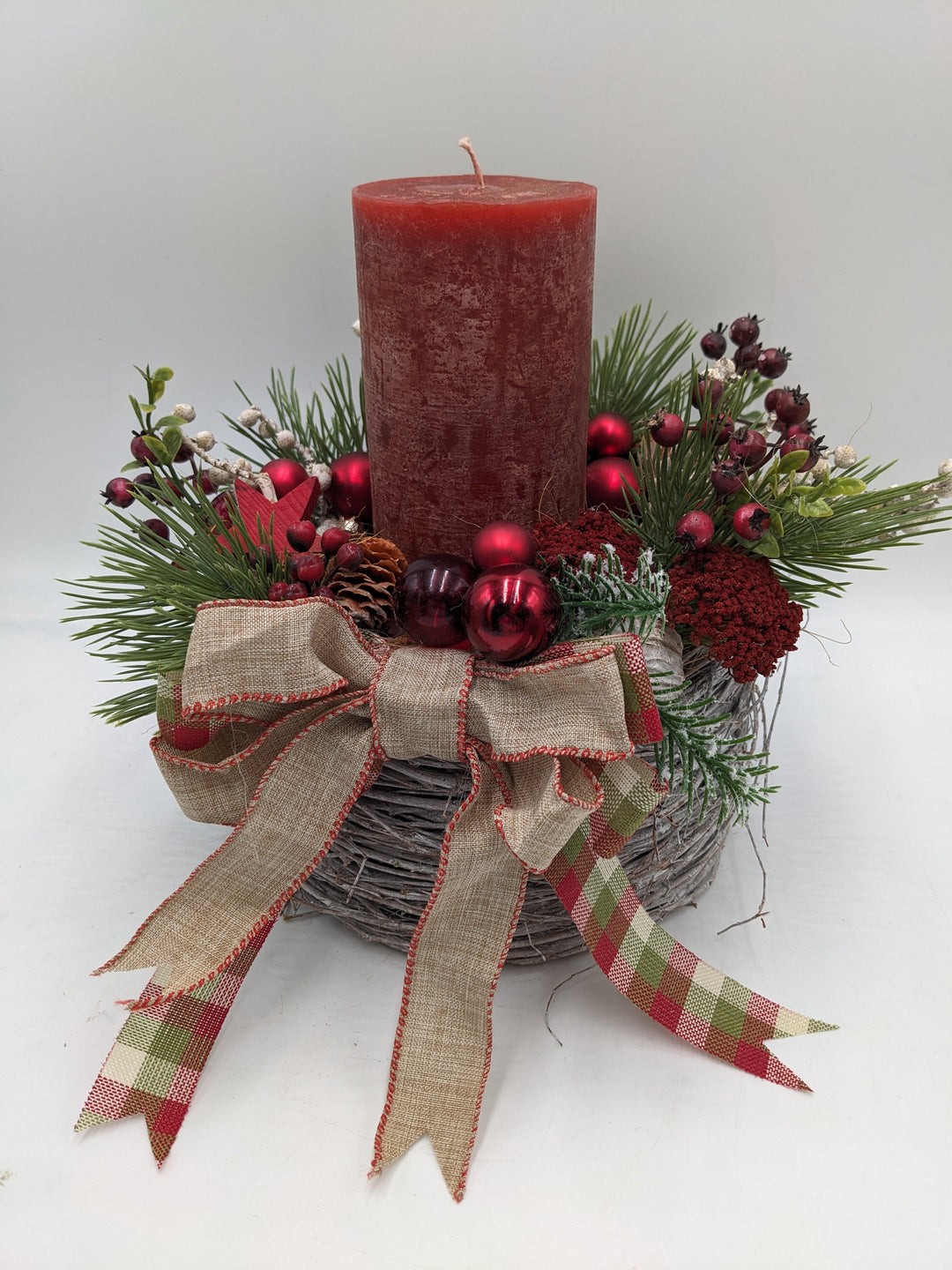 Weihnachtsgesteck traditionell Schleife Kugel Stern rot