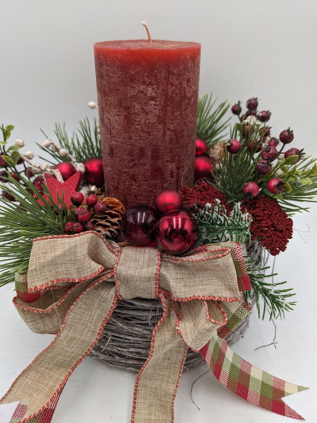 Weihnachtsgesteck traditionell Schleife Kugel Stern rot