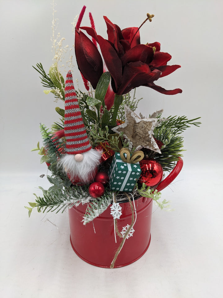 Weihnachtsgesteck Kugel Geschenk Wichtel rot