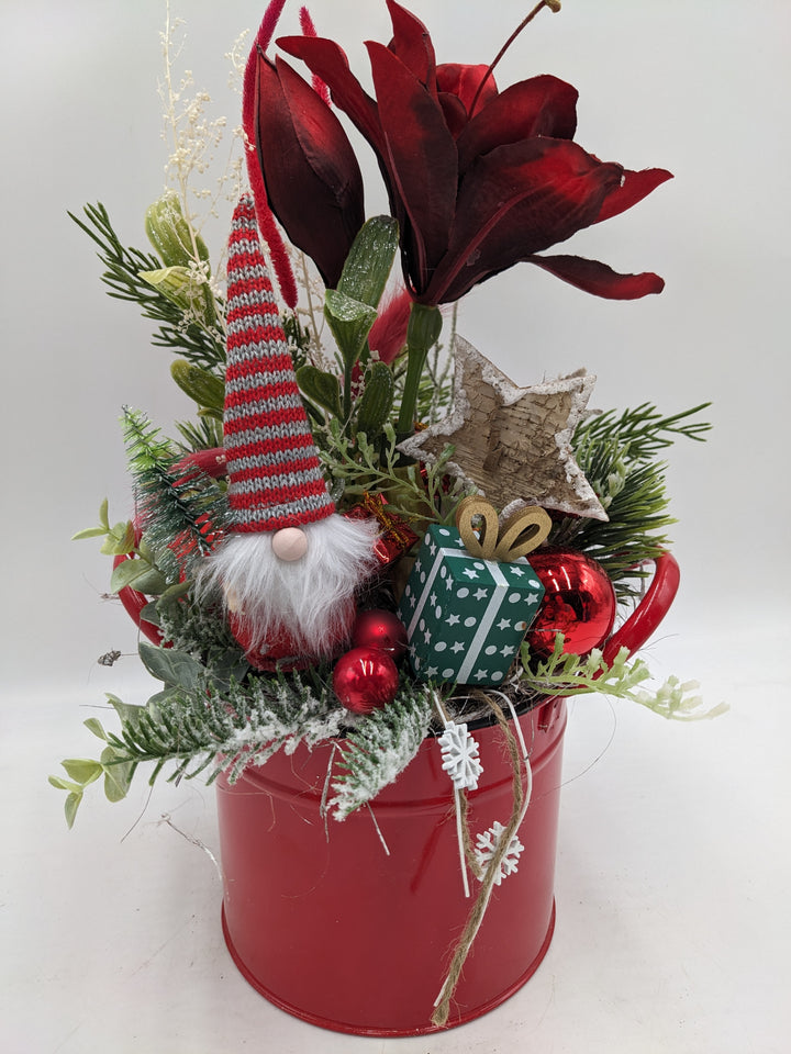 Weihnachtsgesteck Kugel Geschenk Wichtel rot