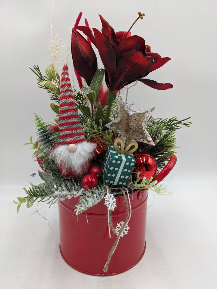 Weihnachtsgesteck Kugel Geschenk Wichtel rot