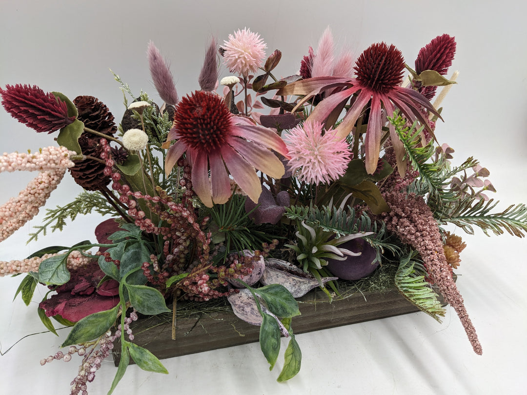 Herbstgesteck Sonnenhut Zapfen Heide rosa