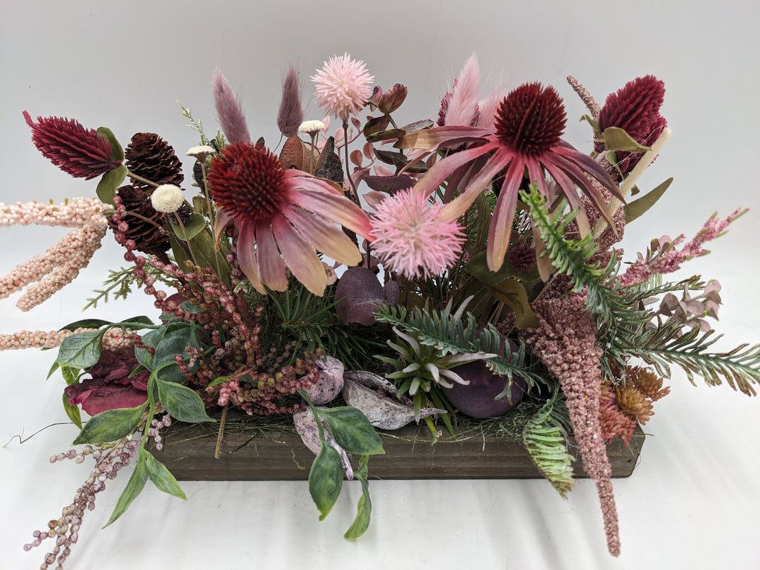 Herbstgesteck Sonnenhut Zapfen Heide rosa