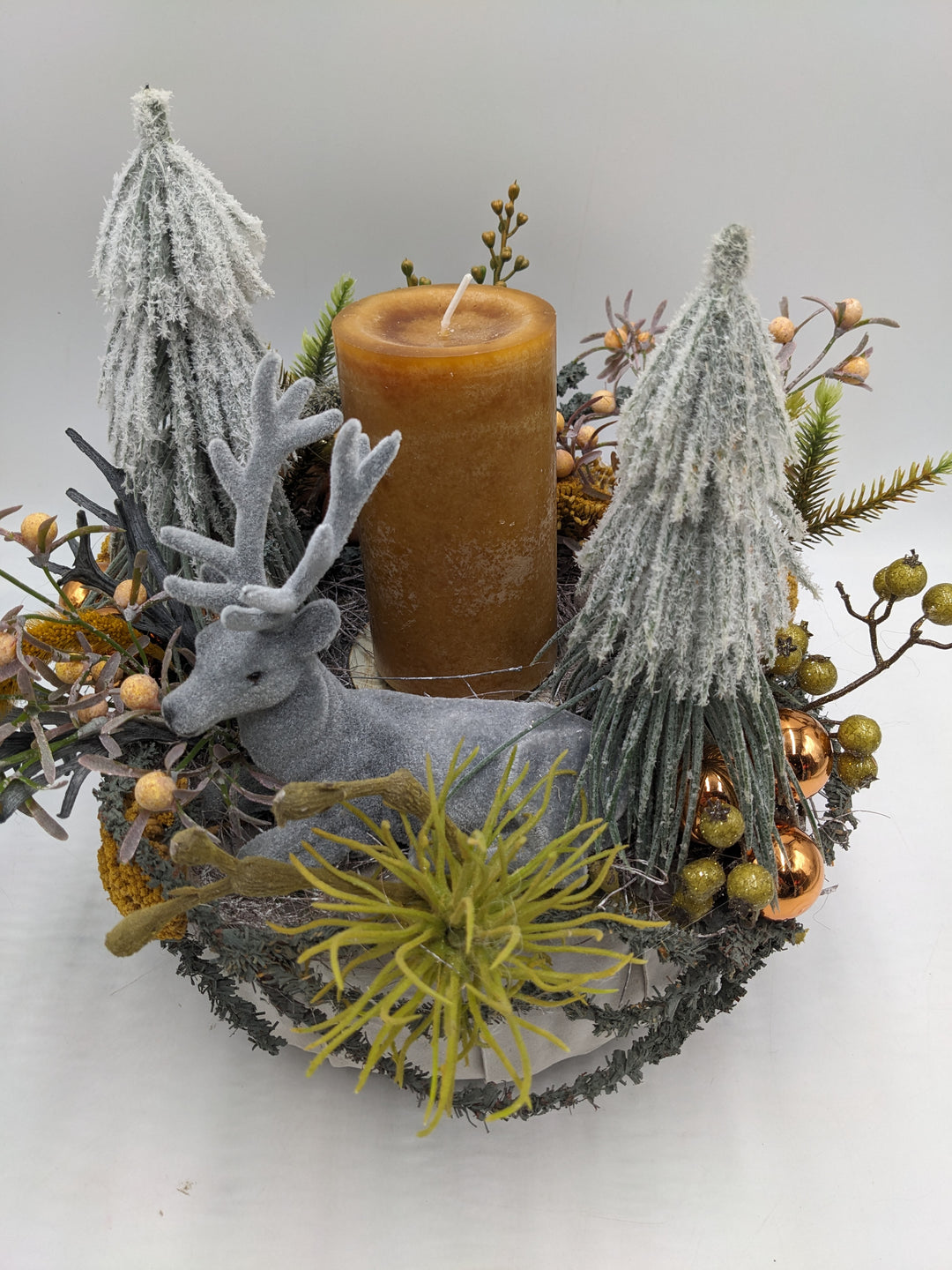 Weihnachtsgesteck Kugel Spider Hirsch grau