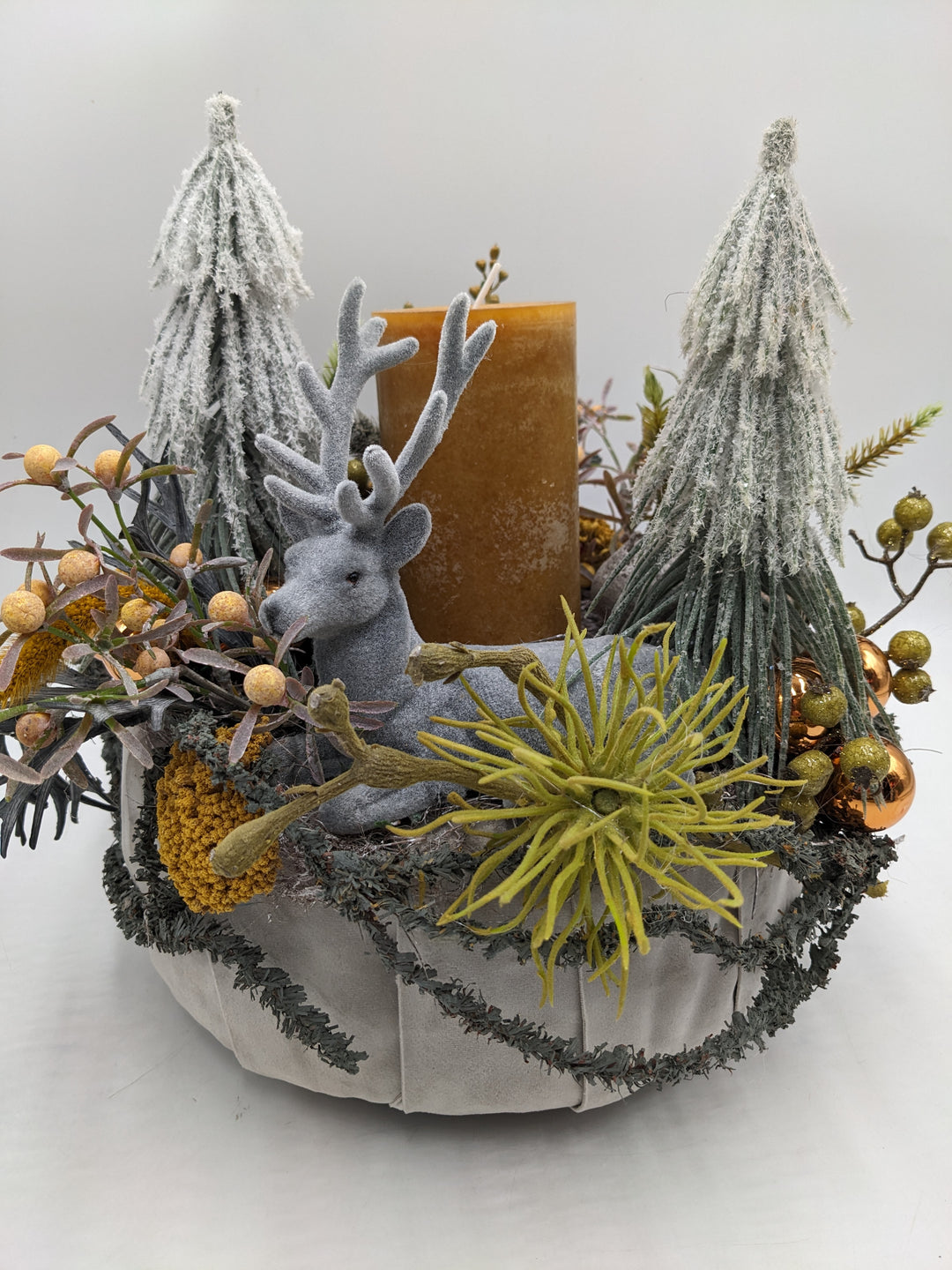 Weihnachtsgesteck Kugel Spider Hirsch grau