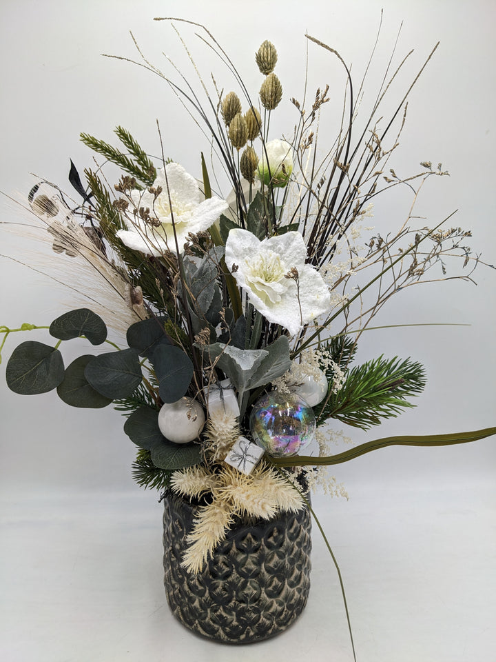 Weihnachtsgesteck Kugel Geschenk Christrose weiß