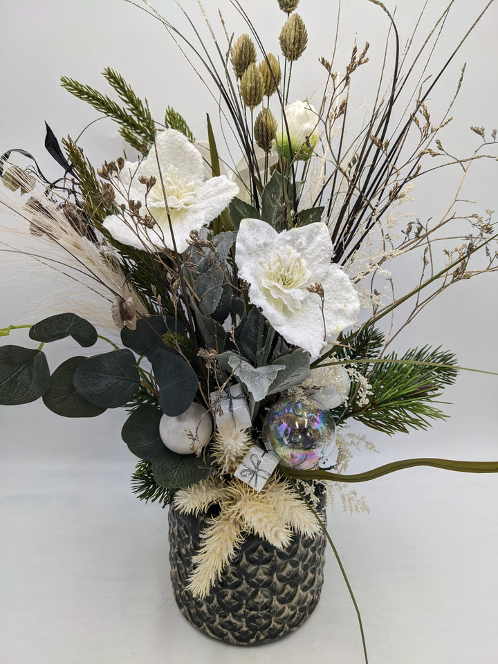 Weihnachtsgesteck Kugel Geschenk Christrose weiß