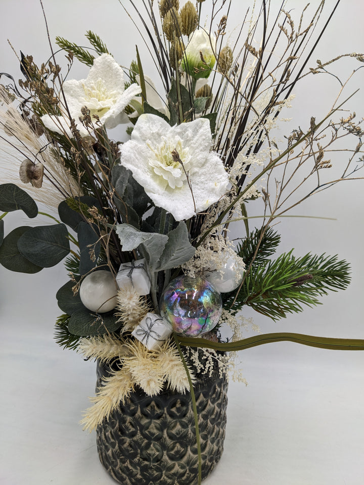 Weihnachtsgesteck Kugel Geschenk Christrose weiß