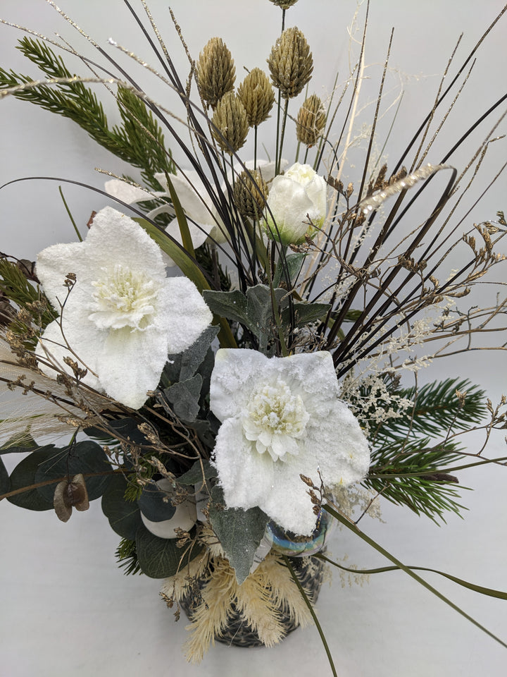 Weihnachtsgesteck Kugel Geschenk Christrose weiß