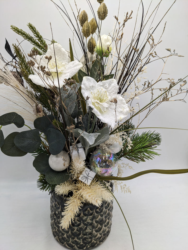 Weihnachtsgesteck Kugel Geschenk Christrose weiß