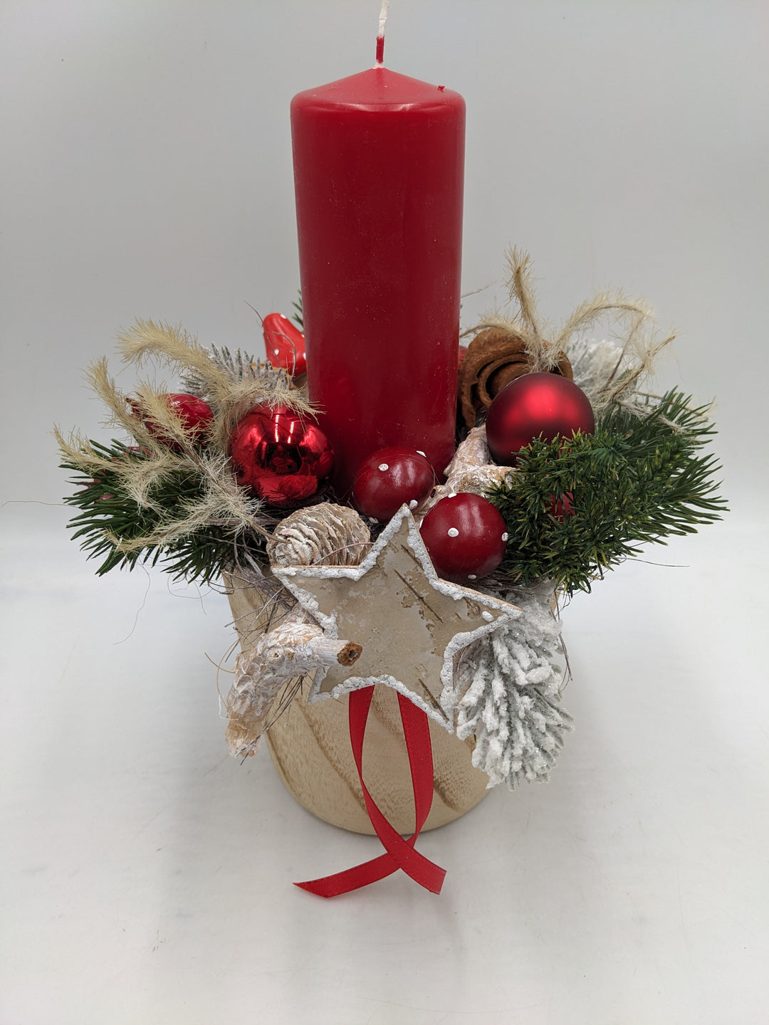 Weihnachtsgesteck Kugel Stern Zapfen rot