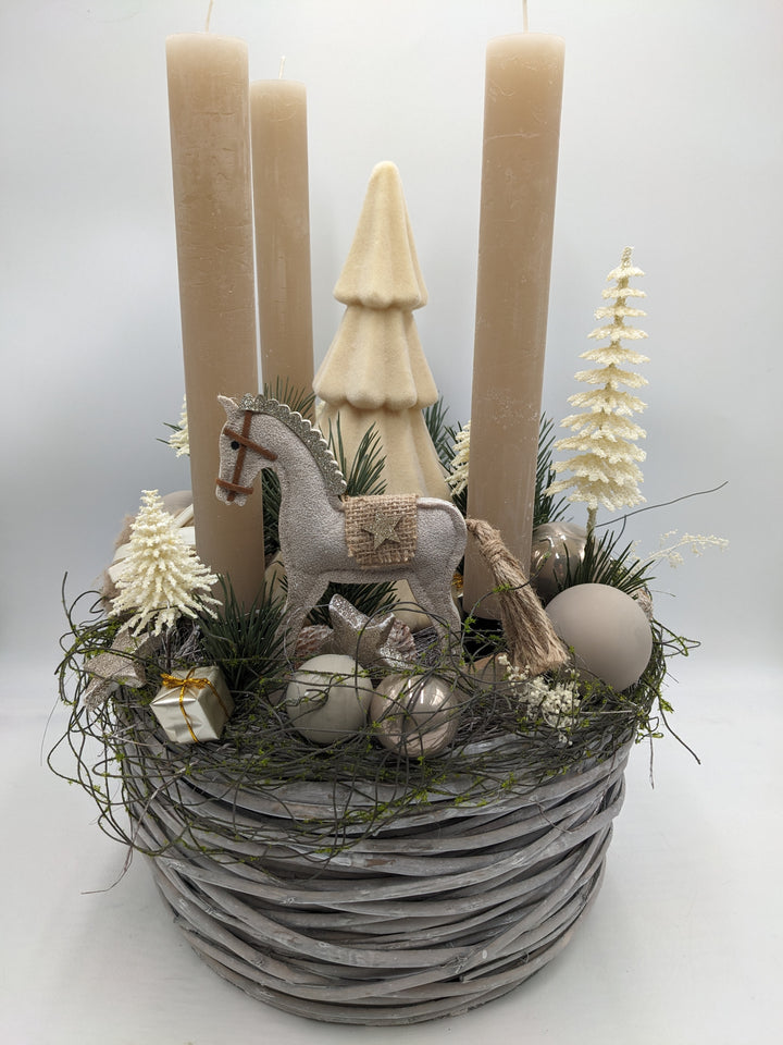 Adventskranz Kugel Schaukelpferd Tannenbäumchen creme