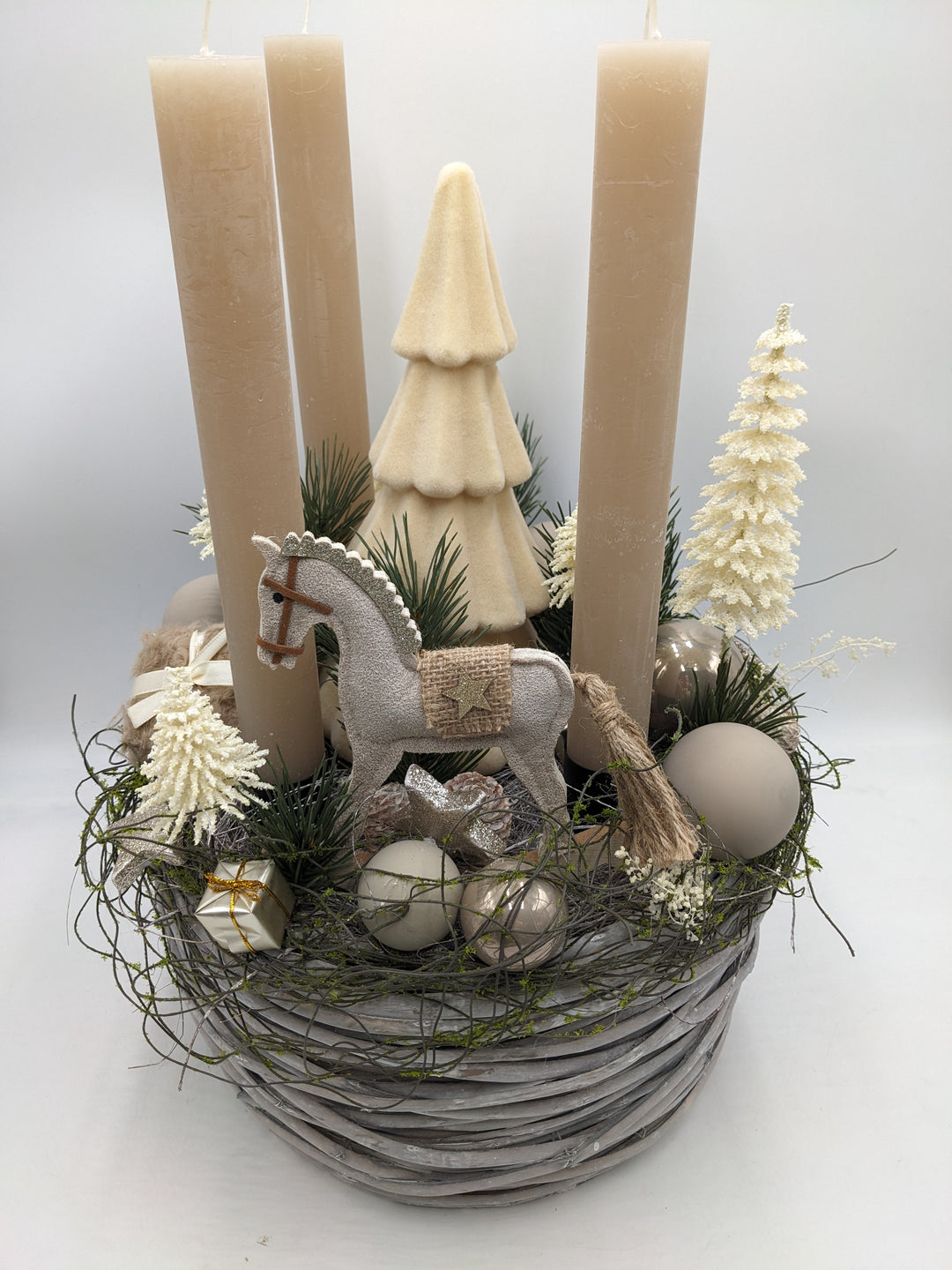 Adventskranz Kugel Schaukelpferd Tannenbäumchen creme